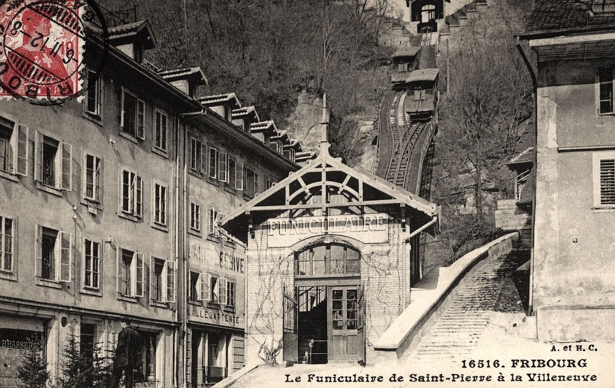 Talstation des Funiculaire in Freiburg, vor 1912.
https://bcufr.swisscovery.slsp.ch/permalink/41SLSP_BCUFR/13cv4r8/alma991005084389705509
