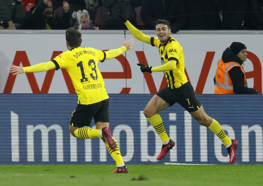 epa10429621 Dortmund&#039;s Giovanni Reyna (R) celebrates with teammates after scoring the 1-2 lead during the German Bundesliga soccer match between 1. FSV Mainz 05 and Borussia Dortmund in Mainz, Ge ...