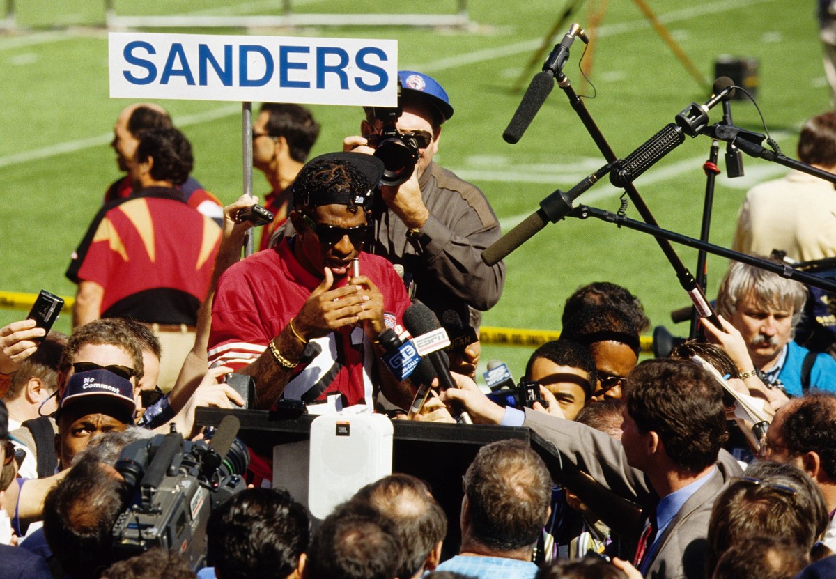 NFL, American Football Herren, USA Super Bowl XXIX Jan 24, 1995 Miami, FL, USA FILE PHOTO San Francisco 49ers cornerback Deion Sanders 21 talks with media during media day prior to Super Bowl XXIX aga ...