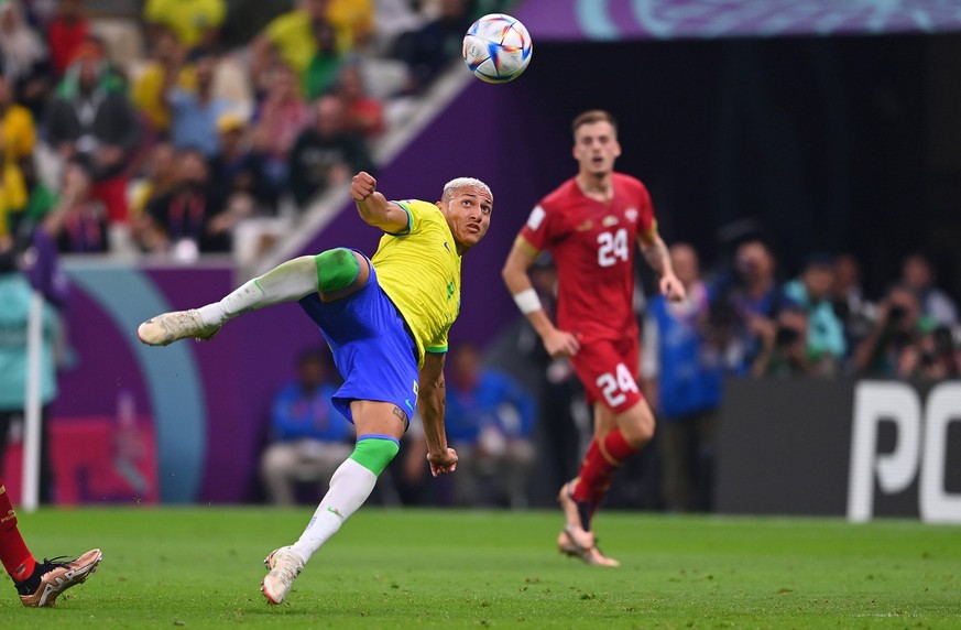 FUSSBALL WM 2022 VORRUNDE GRUPPE G Brasilien - Serbien 24.11.2022 Richarlison Brasilien erzielt das 2:0 recht spektakulaer mit einen Seitfallzieher *** FUSSBALL WM 2022 VORRUNDE GRUPPE G Brazil Serbia ...