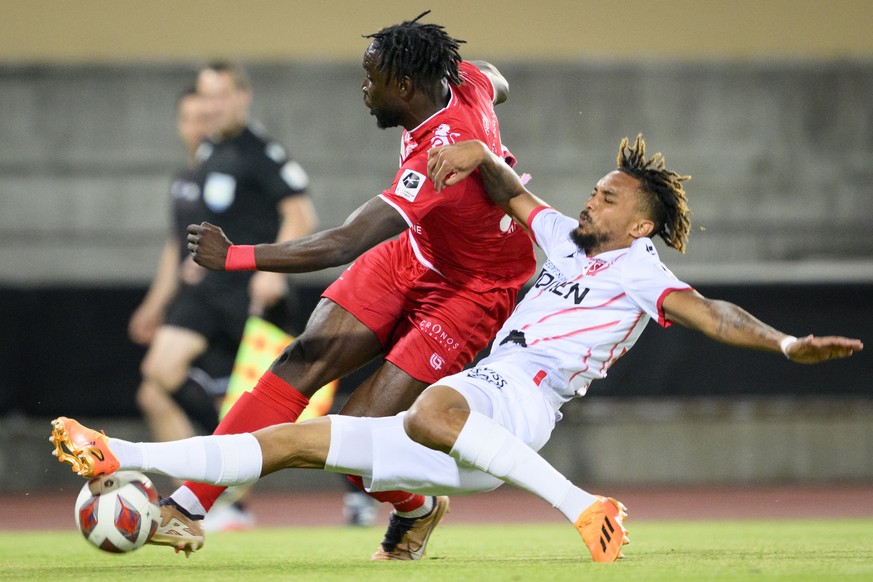 L'attaquant du SLO Florian Danho, gauche, lutte pour le ballon avec le defenseur valaisan Nathanael Saintini, droite, lors du match retour du barrage de promotion en Super League et de relegation ...