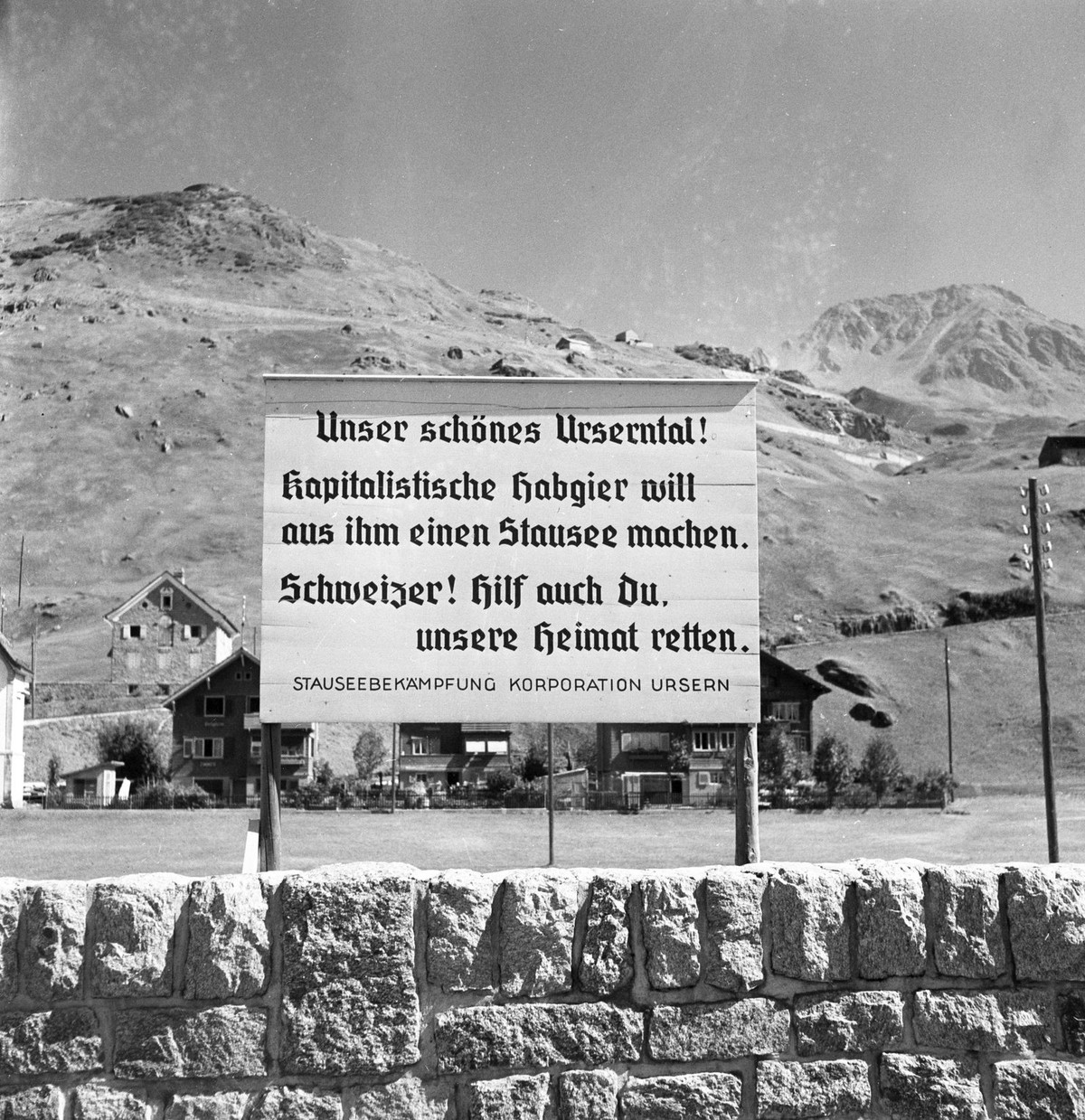 Eine Tafel der Stauseebekaempfung Korporation Usern ruft zum Widerstand gegen der Plan, das Urserental zu einem einzigen Stausee zu machen und die Doerfer Andermatt, Hospental und Realp zu fluten, auf ...