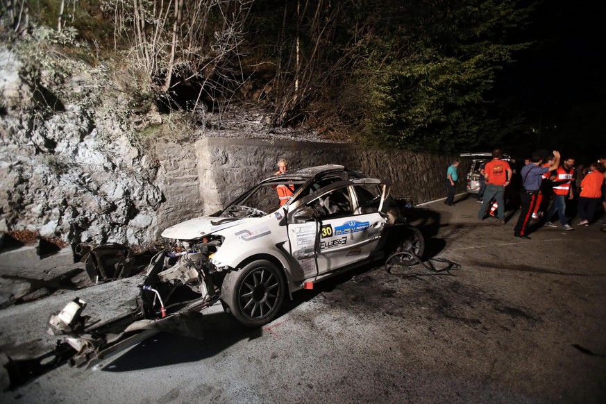 Die herbeigeeilten Rettungskräfte konnten die zwei Rallye-Fahrer nicht rechtzeitig aus dem brennenden Auto holen.
