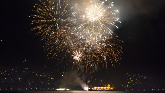 Das Feuerwerk waehrend der Bundesfeier am Freitag, 1. August 2025 auf dem Thunersee bei Oberhofen, von Gwatt aus gesehen. (KEYSTONE/Peter Klaunzer)