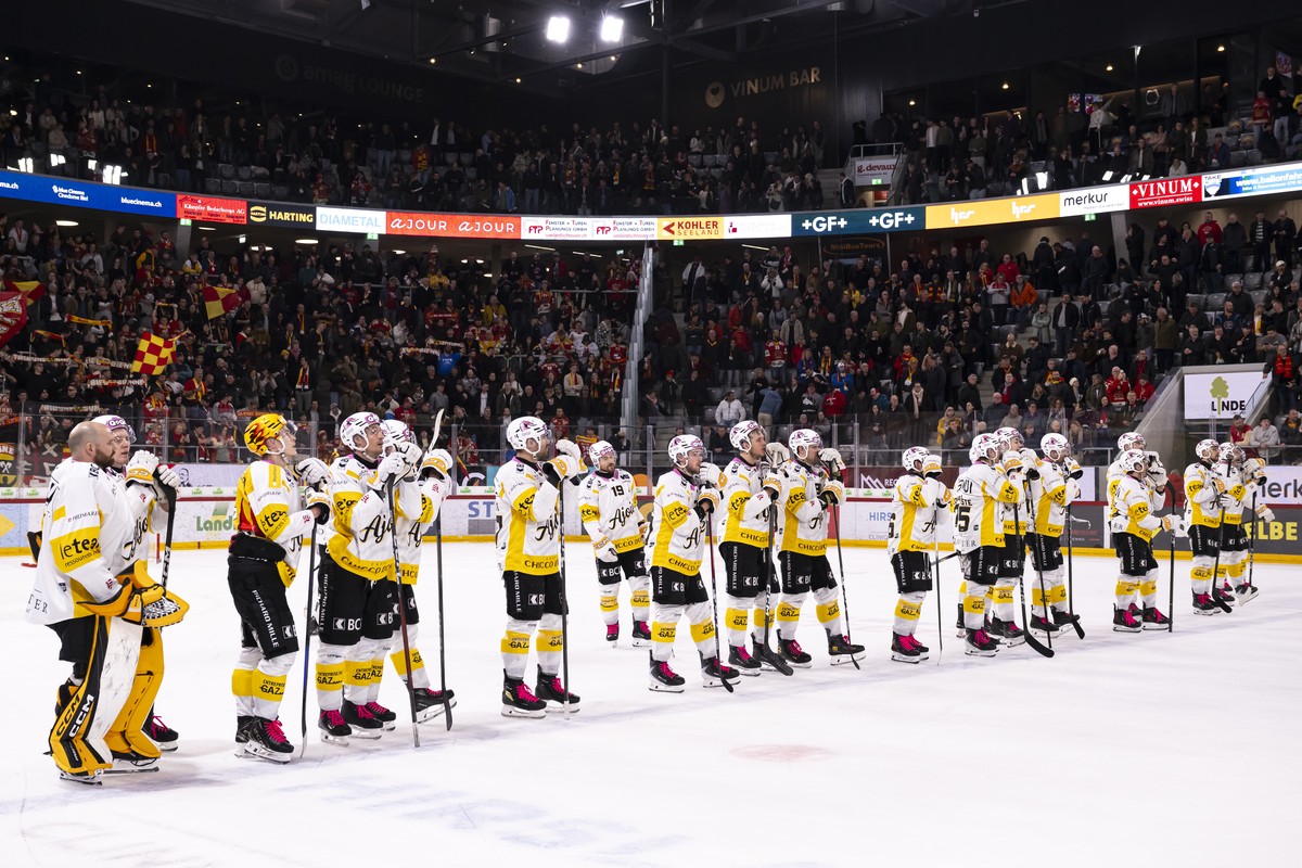HC Ajoie, HCA, Spieler reagieren nach der Niederlage (3-6) nach dem Spiel der Eishockey National League zwischen EHC Biel-Bienne, EHCB, und HC Ajoie, HCA, vom Dienstag, 27. Januar 2026 in der Tissot A ...