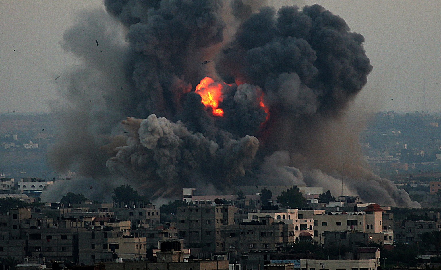 Ein israelischer Kampfjet bombardiert Gaza Stadt. Zuvor hatte die Hamas&nbsp;rund 80 Raketen auf israelische Ortschaften abgefeuert.