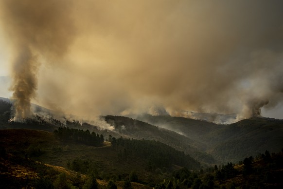 KEYPIX - epa12292313 Smoke rises from a fire that broke out late the previous day in the surroundings of Maceda in Galicia, northwestern Spain, 10 August 2025. The fire ignited at five or six points a ...