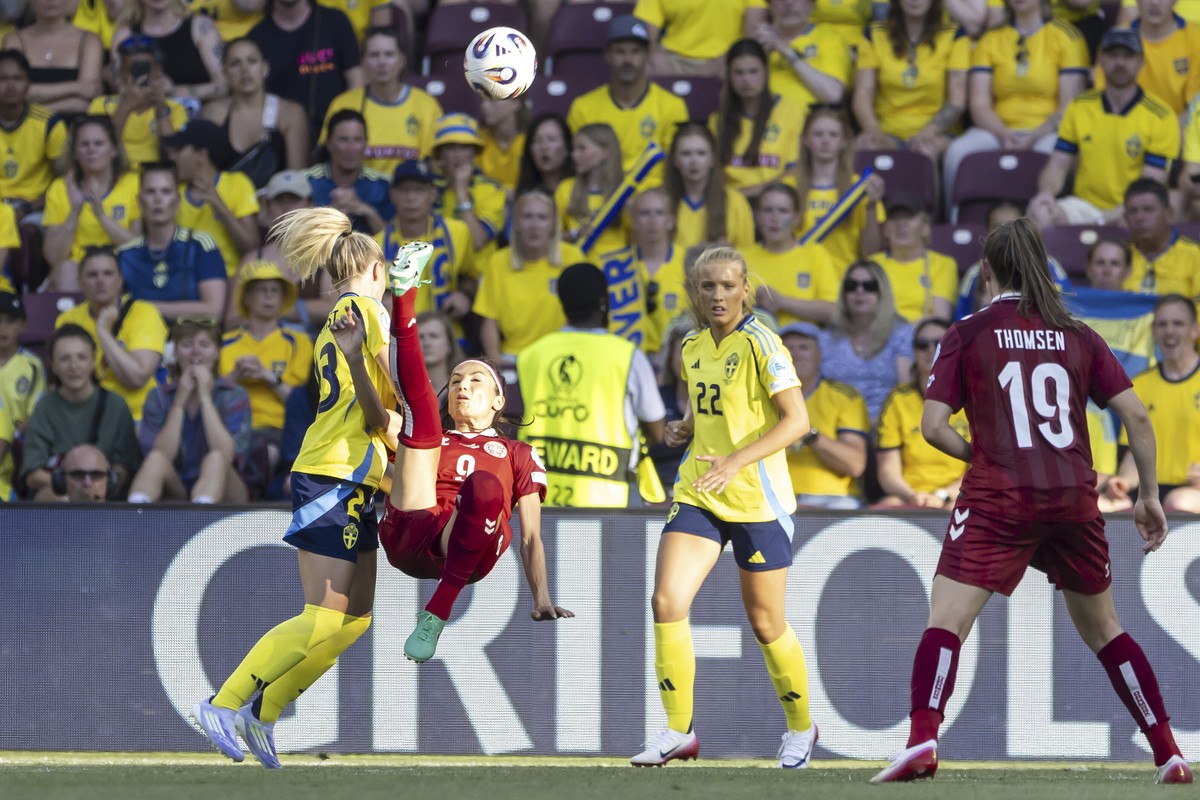 Denmark's Nadia Nadim, 2nd left, performes a bicycle kick past Sweden's Rebecka Blomqvist, left, during the UEFA Women's EURO 2025 Group C soccer match between Denmark and Sweden at the ...