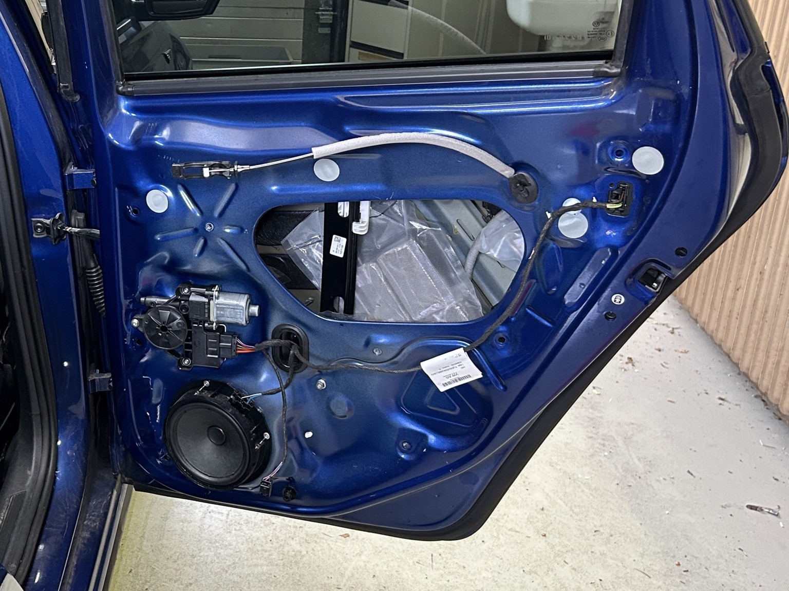 In der Autotüre versteckt.