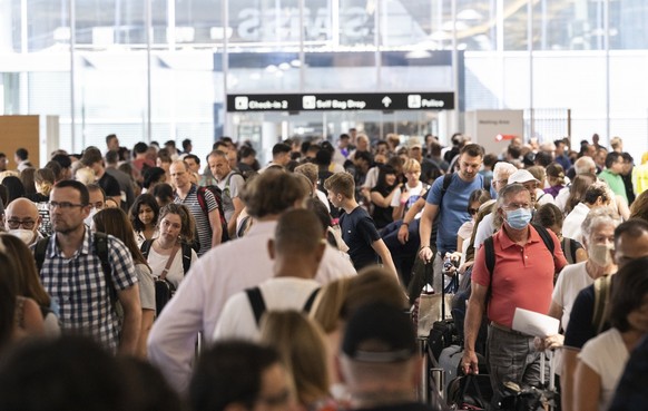 Menschen warten am Flughafen auf ihren Abflug in die Ferien, aufgenommen am Samstag, 16. Juli 2022 auf dem Flughafen in Zuerich. (KEYSTONE/Ennio Leanza)
