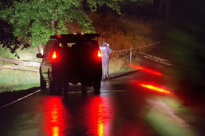 Polizisten sichern in Lampersdorf in Deutschland Spuren.