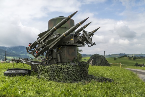 Auch geht es wieder einmal um die Armee und Geld dafür.