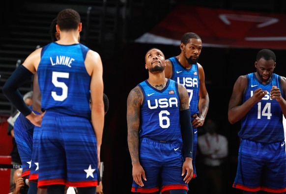 epaselect epa09365301 Damian Lillard (C) of the USA and teammates react after losing the men's preliminary round group A match between France and the USA during the Tokyo 2020 Olympic Games at the Sai ...