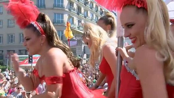 ZÃ¼rich - 29.08.15 - Partystimmung, heisse Musik und viel nackte Haut: Die Street-Parade 2015 lockt hunderttausende Menschen an. Partyfreunde aus der ganzen Welt treffen sich an der 24. Ausgabe des gr ...