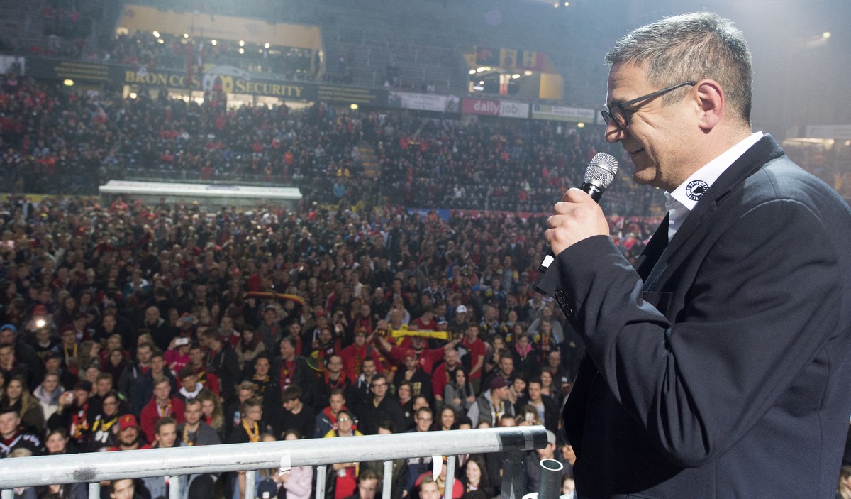 SCB CEO Marc Luethi bedankt sich bei den rund 5000 Zuschauer waehrend den Feierlichkeiten ueber den 15. Schweizermeistertitel fuer den SCB nach dem sechsten Playoff-Final Spiel der National League A z ...