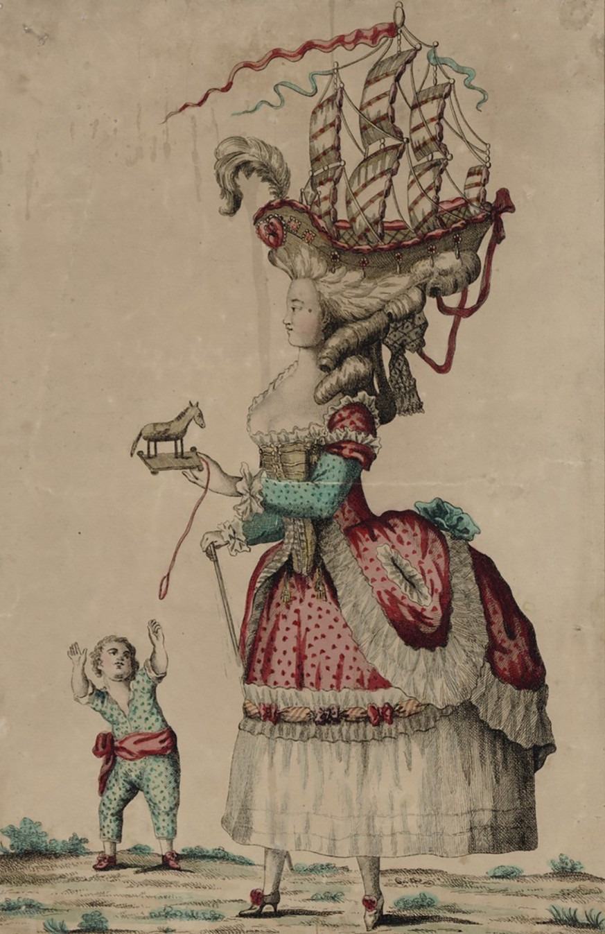 In Anlehnung an Marie Antoinettes legendäres Haarkunstwerk: «Coiffure à la belle Poule» mit Schiffsmodell.
https://gallica.bnf.fr/ark:/12148/btv1b8410150k.item#