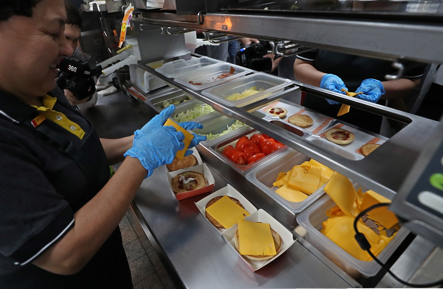 epa10009481 Staff of a former McDonald&#039;s location prepare a restaurant for reopening under a new brand Vkusno I Tochka in Moscow, Russia, 12 June 2022. On 14 March 2022, due to events in Ukraine, ...