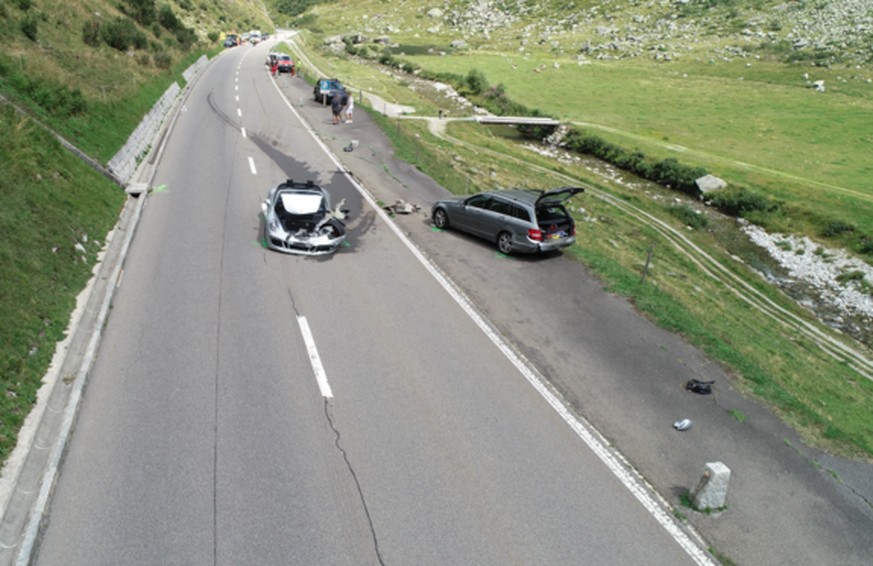 Die Unfallstelle mit dem demolierten Porsche und dem kaputten Mercedes.