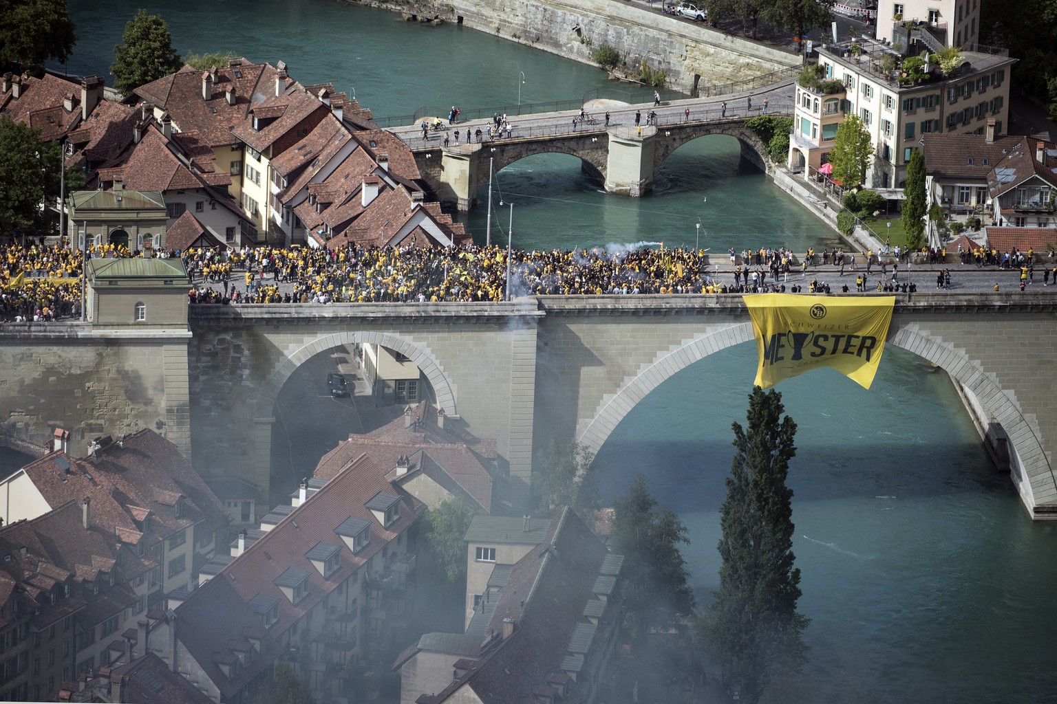 Der YB Meistertross faehrt ueber die Nydeggbruecke an der Meisterfeier der Berner Young Boys, am Sonntag 20. Mai, 2018 in Bern. (KEYSTONE/Peter Schneider)