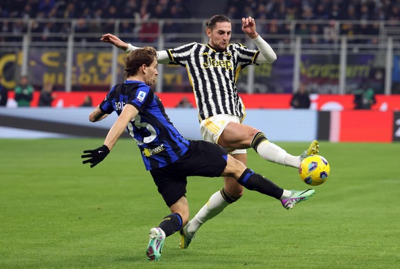 epa11127163 Inter Milan���s Nicolo Barella (L) challenges for the ball with Juventus���s Adrien Rabiot during the Italian Serie A soccer match between Fc Inter and Juventus at Giuseppe Meazza stadium  ...