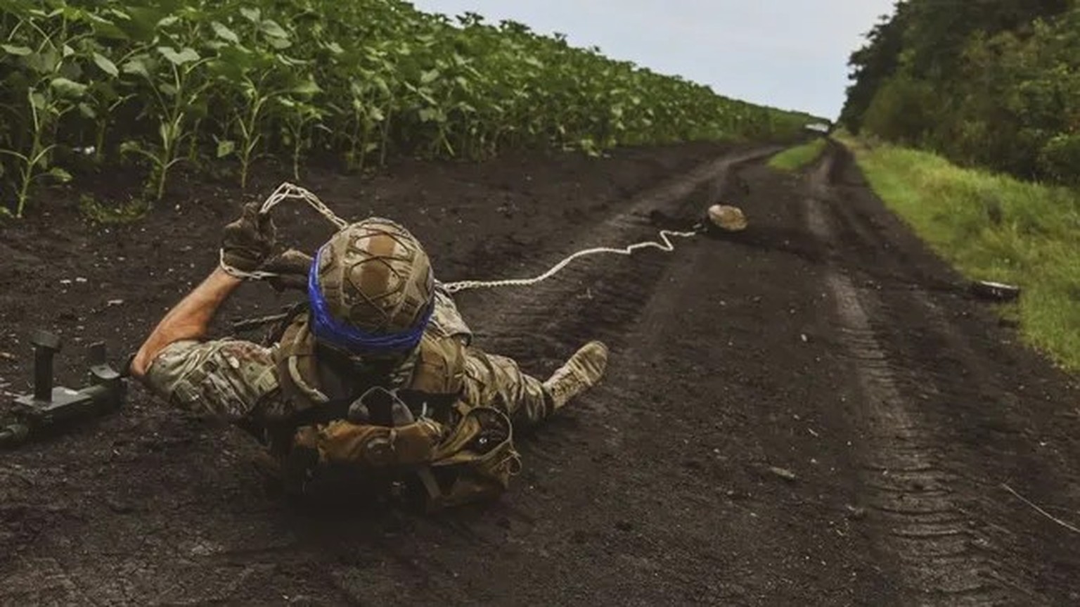 Ein Soldat der ukrainischen 35. Marinebrigade entschärft eine Mine: Russland verlegt mehrschichtige Minenfelder, um den ukrainischen Vorstoß zu verlangsamen.