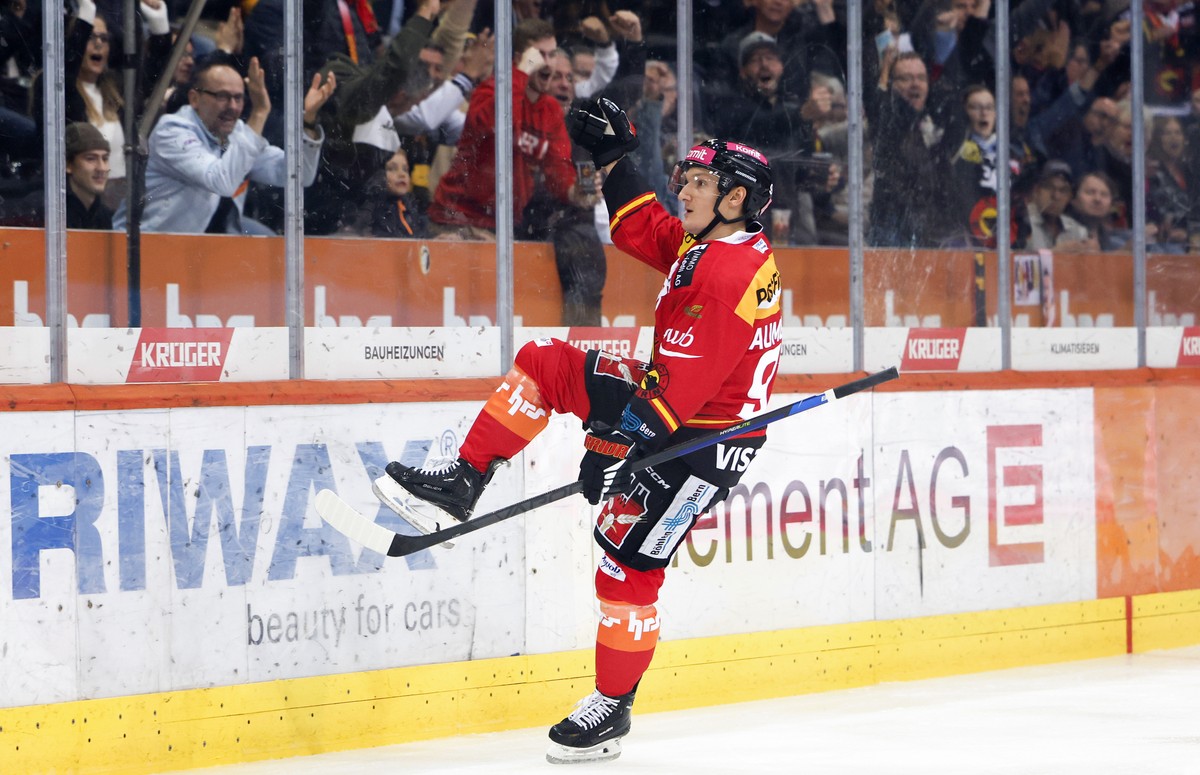 Berns Benjamin Baumgartner jubelt nach seinem zum 1-0 im Eishockey Meisterschaftsspiel der National League zwischen dem SC Bern und HC Ambri-Piotta, am Freitag, 6. Oktober 2023 in der PostFinance Aren ...