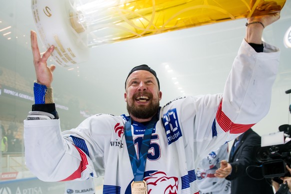 ARCHIVBILD ZUR MELDUNG, DASS MATHIAS SEGER ZUM ZSC-TRAINERTEAM STOESST --- Zurich&#039;s player Mathias Seger holds up the trophy after winning the Swiss championship title, during the seventh match o ...