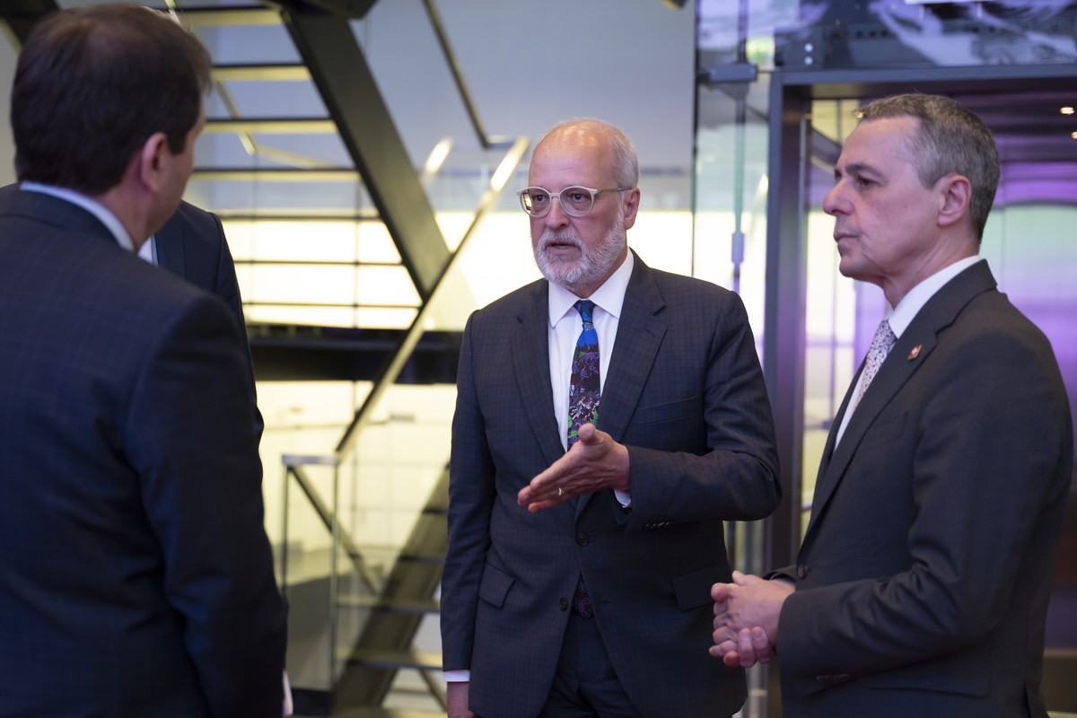 Alexandre Fasel, neuer Staatssekretaer, Mitte, spricht mit Vizekanzler Andre Simonazzi, Bundesratssprecher, links, und Bundesrat Ignazio Cassis, rechts, kurz vor einer Medienkonferenz des Bundesrates  ...