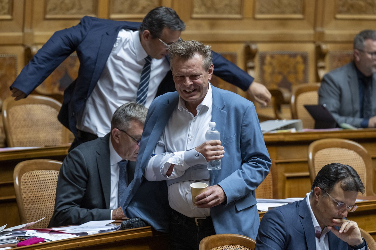 Nationalrat Reto Nause, Mitte-BE, traegt wegen einer Infektion eine Armschlinge an der Herbstsession der Eidgenoessischen Raete, am Dienstag 17. September 2024, in Bern. (KEYSTONE/Peter Schneider)