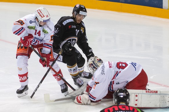 From left, Lakers&#039;s player Corsin Casutt, Lugano&#039;s player Mauro Joerg and Lakers&#039;s goalkeeper Melvin Nyffeler, during the preliminary round game of National League Swiss Championship 20 ...