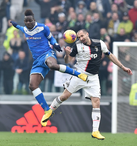 epa08222478 JuventusÄô Giorgio Chiellini (R) and BresciaÄôs Mario Balotelli in action during the Italian Serie A soccer match Juventus FC vs Brescia Calcio at the Allianz stadium in Turin, Italy, 16 ...