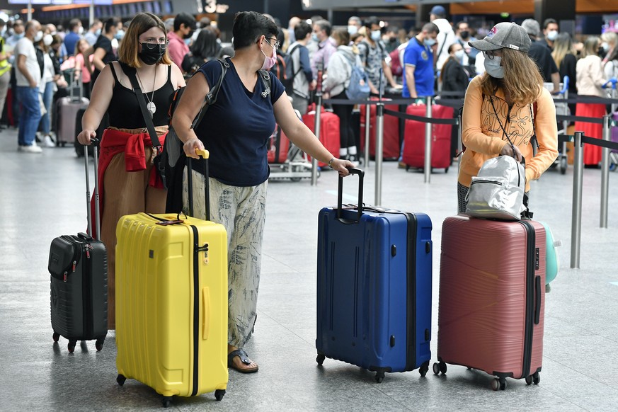 Reisende auf dem Flughafen Zuerich in Kloten am Samstag, 10. Juli 2021. Am Wochenende beginnen in weiten Teilen der Schweiz die Sommerferien. (KEYSTONE/Walter Bi