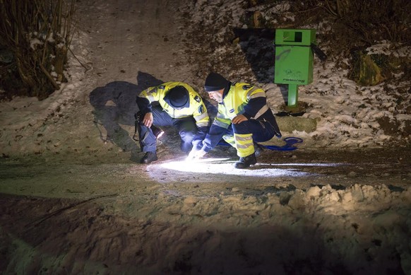 Die Polizei untersucht die Unfallstelle.