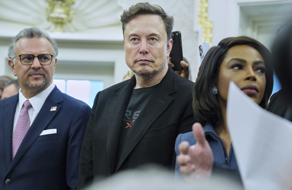Elon Musk looks on as President Donald Trump meets South African President Cyril Ramaphosa in the Oval Office of the White House, Wednesday, May 21, 2025, in Washington. (AP Photo/Evan Vucci)
Elon Mus ...