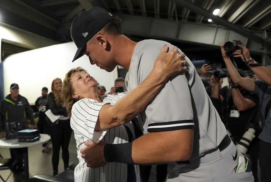 September 28, 2022, TORONTO, ON, CANADA: New York Yankees designated hitter Aaron Judge 99 hugs his mother Patty Judge after hitting his 61st home run of the season against the Toronto Blue Jays in Am ...