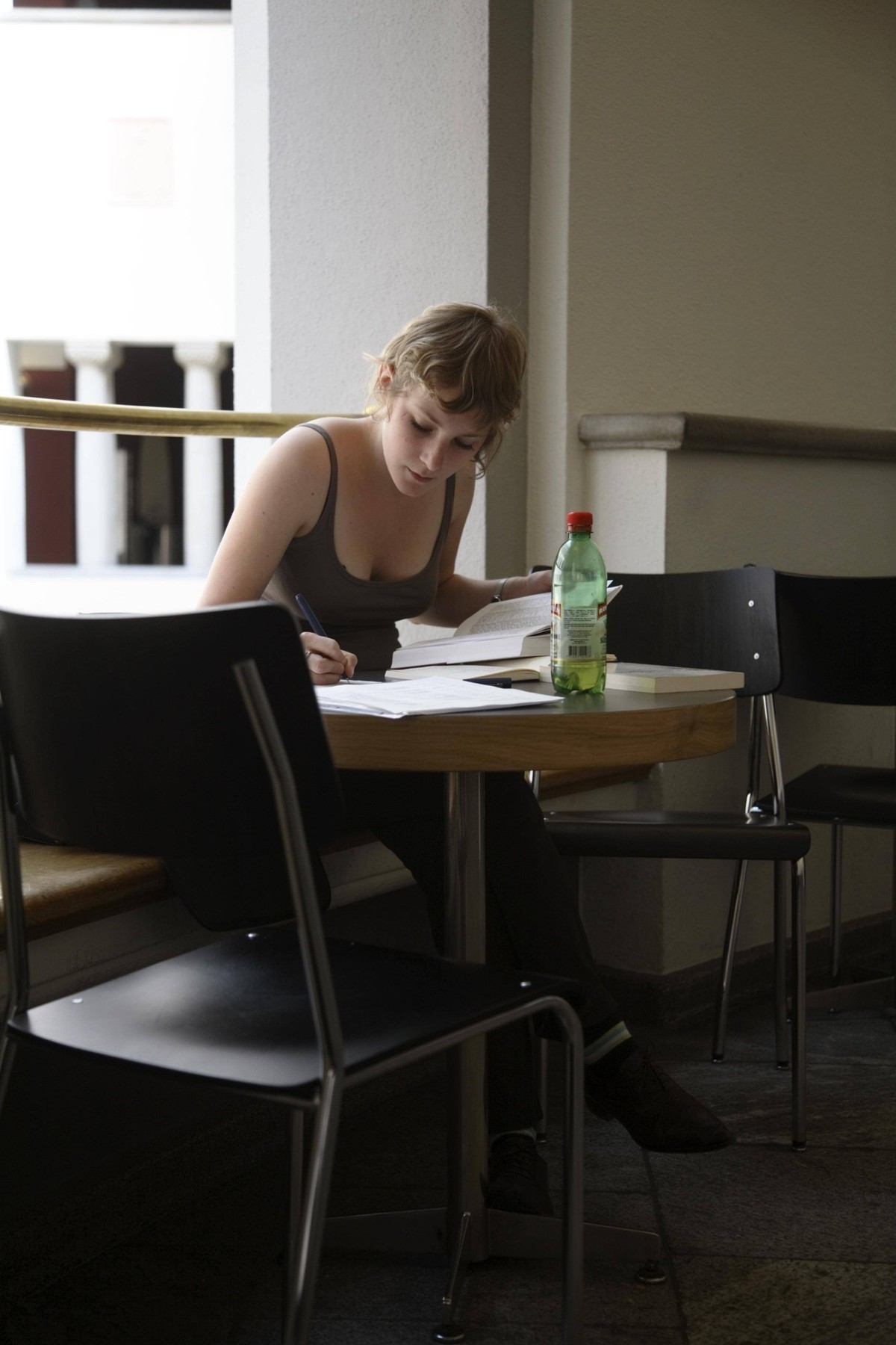 21.05.2007, Zuerich, Schweiz - Universitaet - Eine Studentin der Germanistik sitzt am Tisch im Lichthof im Hauptgebaeude und arbeitet. MUENDLICHES EINVERSTAENDNISS MIT DER VEROEFFENTLICHUNG. (Studenti ...