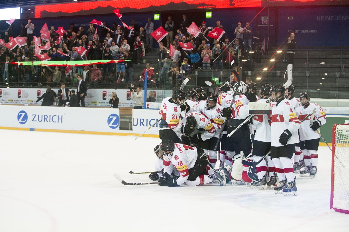 Die Schweizer U18-Nati jubelt über den Halbfinal-Einzug.