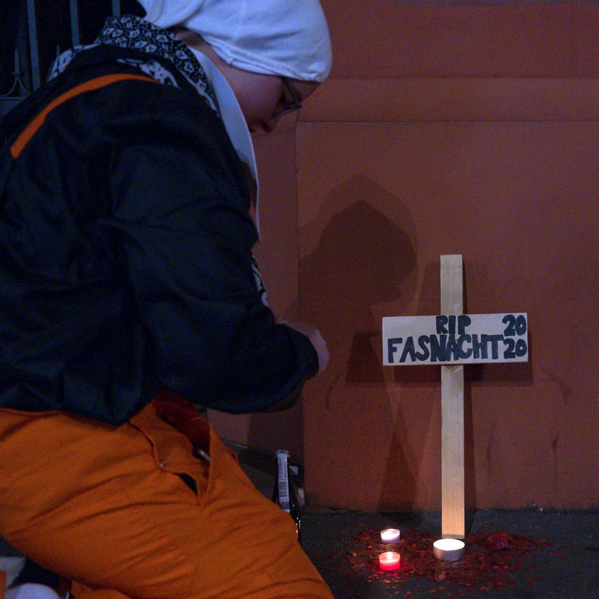 Grablichter werden angezuendet am nicht stattfindenden Morgestraich vor dem Rathaus am Marktplatz in Basel, am Montag Morgen um 04:00 Uhr, am 2. Maerz 2020. Die Behoerden hatten die Drey scheenschte D ...