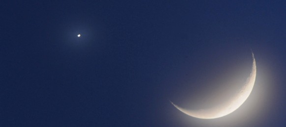 Die Venus, links, und der zunehmende Mond, aufgenommen am Himmel ueber dem Hirschberg, Kanton Appenzell Ausserrhoden, am Mittwoch, 26. Februar 2014. Heute Morgen standen der Mond und die Venus sehr na ...