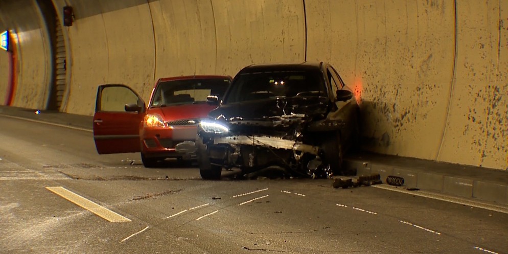 Am frühen Morgen kam es im Gubristtunnel zu einem schweren Autounfall. Ein Fahrer schiesst in ein anderes Auto sowie mehrmals in die Tunnelwand. Vier Personen wurden dabei verletzt.
