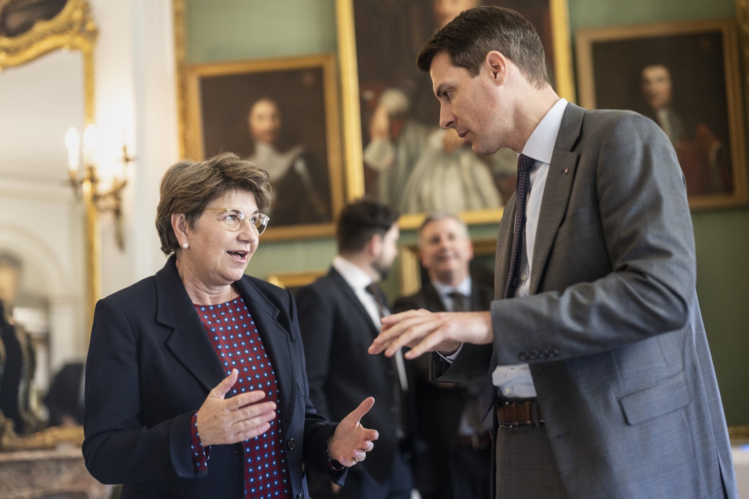 Bundesraetin Viola Amherd, links, diskutiert mit FDP Praesident Thierry Burkart, AG, kurz vor Beginn der Von-Wattenwyl-Gespraeche, am Freitag, 3. Februar 2023 in Bern. Im Vorfeld der Sessionen der Eid ...