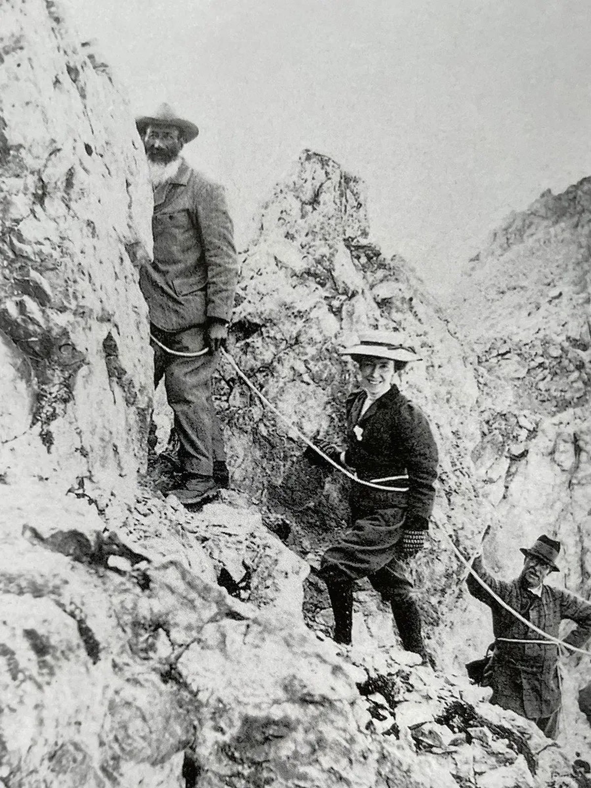 Im Jahr der Erstbesteigung des Piz Caral: Rechts Albert von Belgien, in der Mitte seine Frau, zuvorderst Bergführer Supersaxo.