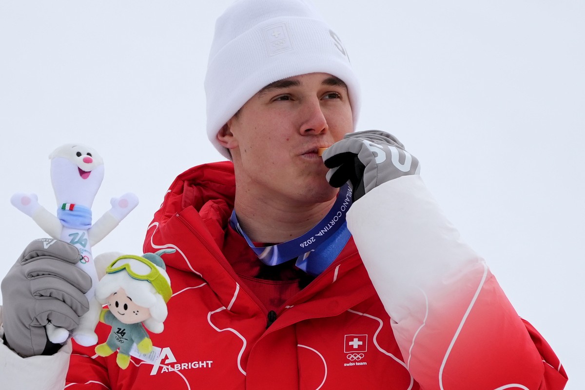 Switzerland's Franjo von Allmen kisses his gold medal for an alpine ski, men's super-G race, at the 2026 Winter Olympics, in Bormio, Italy, Wednesday, Feb. 11, 2026. (AP Photo/Rebecca Blackw ...