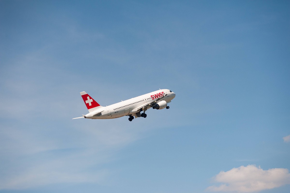 03.06.2022, Berlin, Deutschland, Europa - Ein Passagierflugzeug vom Typ A320 der Swiss Airlines mit der Registrierung HB-IJJ beim Start vom Flughafen Berlin Brandenburg BER. Swiss ist Teil der Lufthan ...