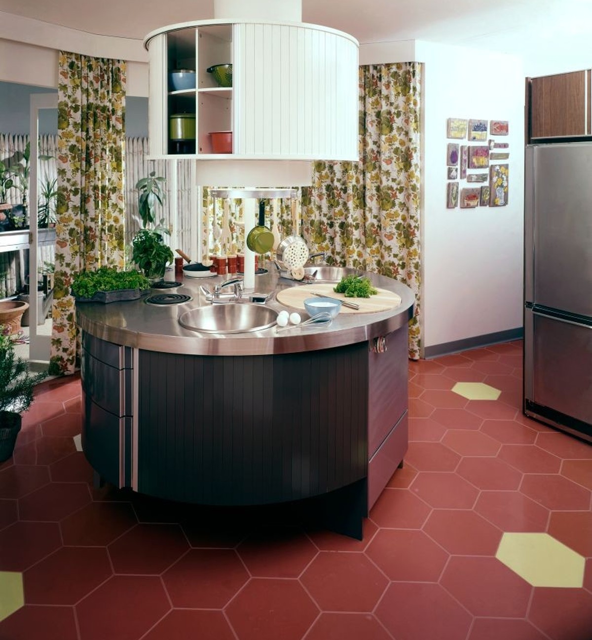 1. Oktober 1964 - A kitchen-in-the-round with an island containing sink and range with a circular storage space above. (Photo by Pedro E. Guerrero/Conde Nast via Getty Images)