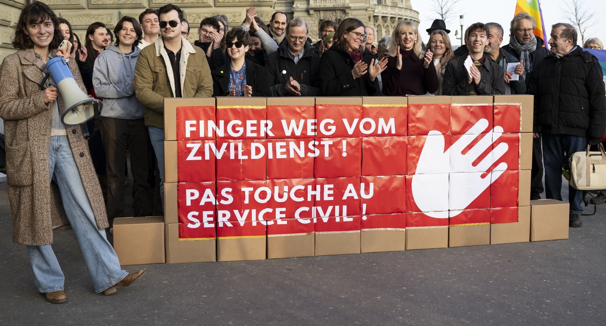Sympathisantinnen und Sympathisanten applaudieren ueber die Schachteln mit den gesammelten Unterschriften, bei der Einreichung der gesammelten Unterschriften fuer ein Referendum gegen das Zivildienstg ...