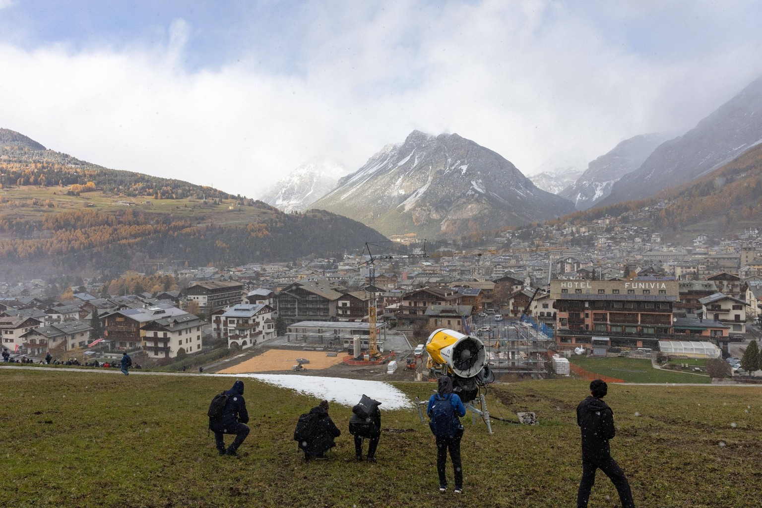 241122 -- MILAN, Nov. 22, 2024 -- Photo taken on Nov. 20, 2024 shows that journalists visit Italy s town Bormio, which will host the ski mountaineering and the men s Alpine skiing events of Milano Cor ...