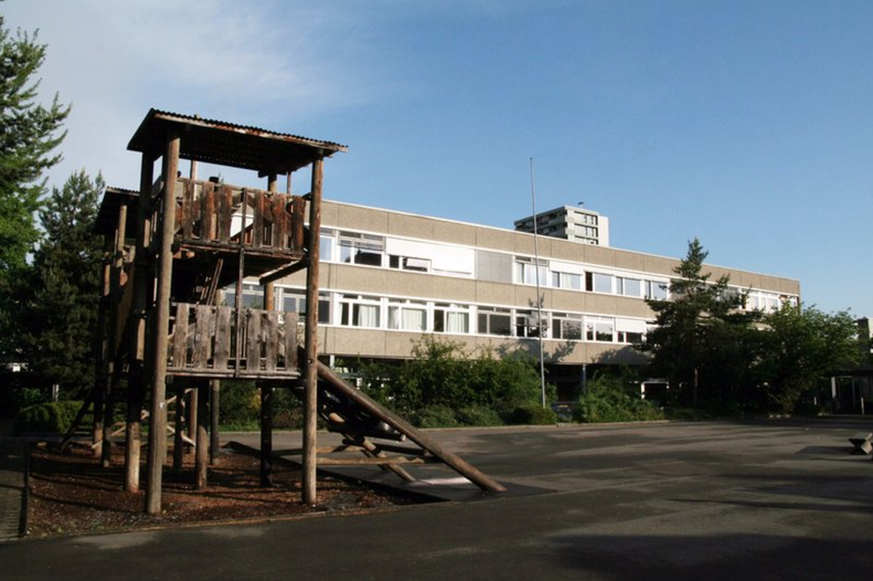 Beim Schulhaus Kleefeld in Bümpliz bedrohte ein Exhibitionist eine 12-Jährige.