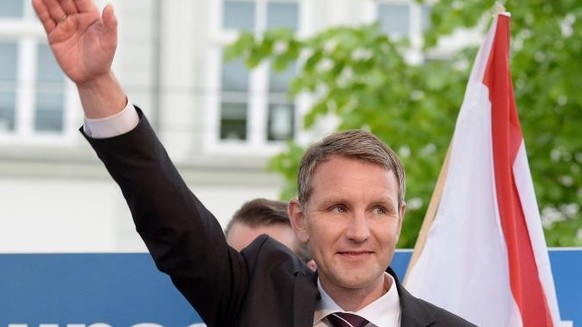 Eklat bei Wahlsendung: AfD-Kandidatin Weidel hat Nase voll und läuft aus dem Studio
Grundi72, Björn Höcke ist eine Neonazi mit Anzug und Krawatte. Höcke im Originalton:

&quot;Ich weise euch einen l ...