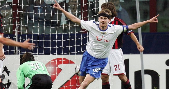 epa01881376 Zurigo Hannu Tihinen (C) jubilates after scoring against Ac Milan during the Champions League soccer match, Ac Milan vs FC Zurich, at Meazza stadium in Milan, Italy on 30 September 2009. E ...